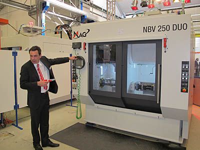 Jürgen Bleicher, Vertriebsleiter Bearbeitungszentren bei der MAG IAS GmbH, erklärt die erste Weltneuheit beim Open House 2011: das Bearbeitungszentrum NBV Duo,...  Bild: Kroh (Archiv: Vogel Business Media)