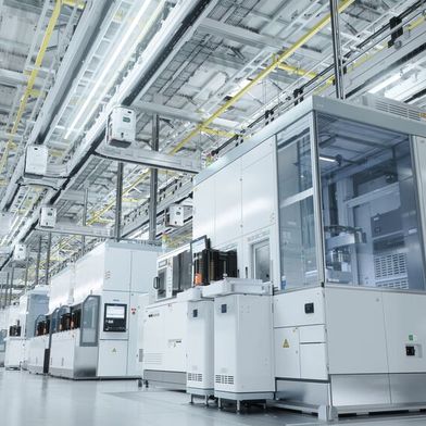 Image 1: Cleanroom for semiconductor manufacturing with a wafer overhead transport system. (Image:IM Imagery - stock.adobe.com)