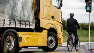 Abbiegeassistenten sind – gerade auch politisch befeuert – ein wichtiges Thema: Zu viele Lkws haben sie nicht, das führt zu teils tödlichen Unfällen.  (Daimler)