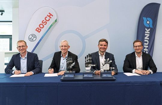 Startschuss für eine Entwicklungskooperation zwischen SCHUNK und Bosch: Jürgen Müller (CEO, Robert Bosch Robotics GmbH), Dr. Stefan Waschul (Fertigungsvorstand des Geschäftsbereichs Vehicle Motion, Robert Bosch GmbH), Timo Gessmann (CTO, SCHUNK) und Falk Bäurle (COO/CFO, SCHUNK) bei der Vertragsunterzeichnung.(Bild:  SCHUNK SE & Co. KG)