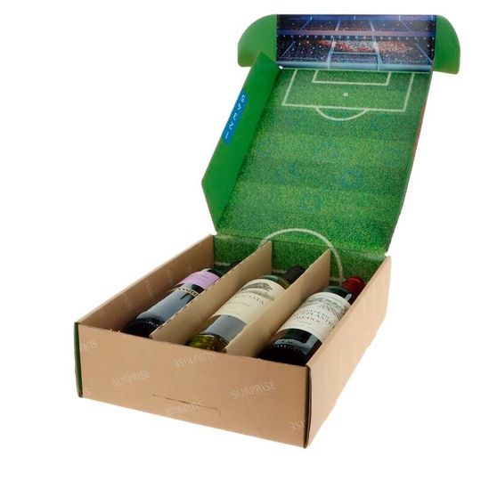 Zeigt erst nach dem Öffnen sein wahres Gesicht: die Fußball-Geschenkschachtel, aus der sich flink ein Tippkick-Rasen machen lässt ...(Bild:  Kaiserkraft)