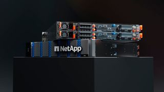 Die All-Flash-Storage-Systeme EF50 und EF80 von NetApp sollen mit einem Lesedurchsatz von über 110 GB/s und einer Schreibleistung von 55 GB/s eine deutlich höhere Performace liefern als die bisherigen Modelle der EF-Serie. (Bild: NetApp)