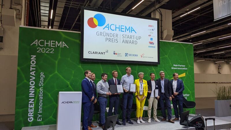 Die glücklichen Gewinner des Achema Gründerpreises durften sich über eine Auszeichnung und 10.000 Euro freuen. (Bild: Ernhofer/PROCESS)