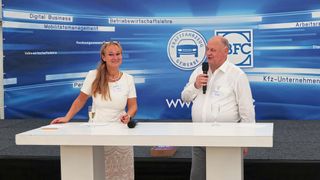 Sylvia Gerl und Helmut Peter führten erst durch den zum BFC-Branchenabend und dann durch die Übergabe der Absolventen-Zeugnisse. (Bild: Büttner – VCG)