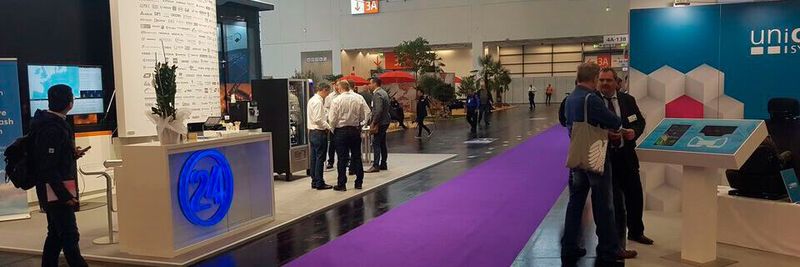 Ein typisches Bild aus Halle 4A: Der Osteingang der Embedded World 2020 war an allen Messetagen weitgehend durch große Leere geprägt. An der Qualität der Gespräche, wie auch der demonstrierten Lösungen und Systeme, war allerdings nichts auszusetzen.(Bild:  Sebastian Gerstl / VCG)