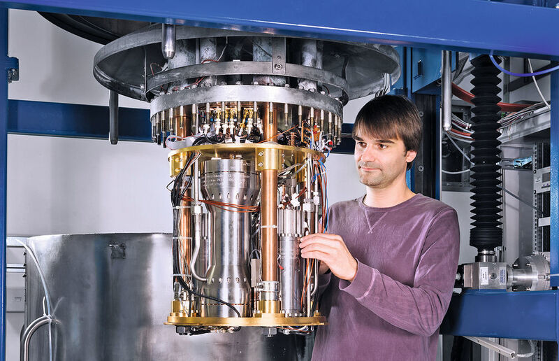 PTB-Wissenschaftler Christof Gaiser mit dem Kern des Dielektrizitätskonstanten-Gasthermometers. Silberfarben: die verschiedenen Druckbehälter mit den speziellen Kondensatoren, die für die Messung in ihrem Inneren mit Helium gefüllt werden. (PTB)