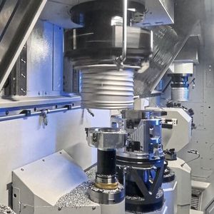 While OP 20 is performed on the second spindle after flipping the component, OP 10 of the next stator housing can begin on the first spindle. (Image:Mapal)