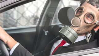 Die Schadgaskonzentation im Fahrzeuginneren ist meist viel höher als in der Umgebungsluft der Messstellen am Straßenrand. Ein Innenraumfilter mit Aktivkohlelagen kann diese Belastung deutlich senken – leider sind sie nicht serienmäßig in jedem Auto verbaut. (Bild: © jos_persona - stock.adobe.com)