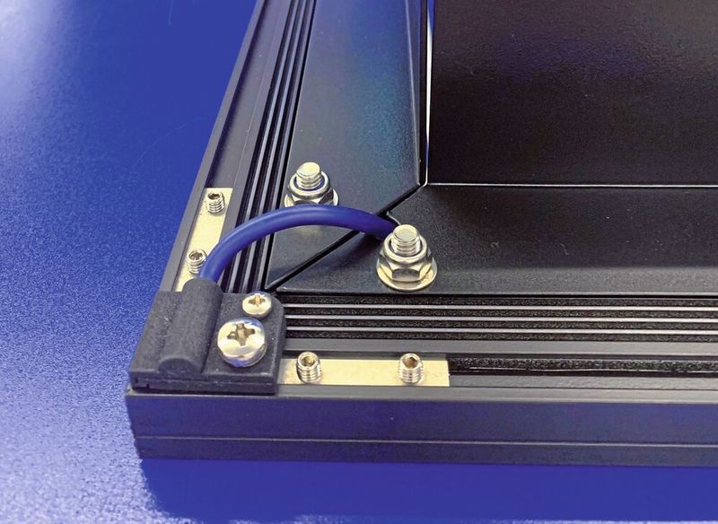 Die zweiteilige ineinandergreifende Kabelklemme von Spanlite, verringert die Zuglast auf das Kabel und bietet gleichzeitig Schutz vor den Kanten des Aluminiumgehäuses. (Voxeljet)