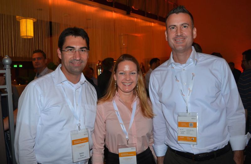 (v. l.) Steffen Buck (Deutsche Messe) mit Hannah Lamotte (IT-BUSINESS) und Dominik Birgelen (oneclick) (Acmeo)