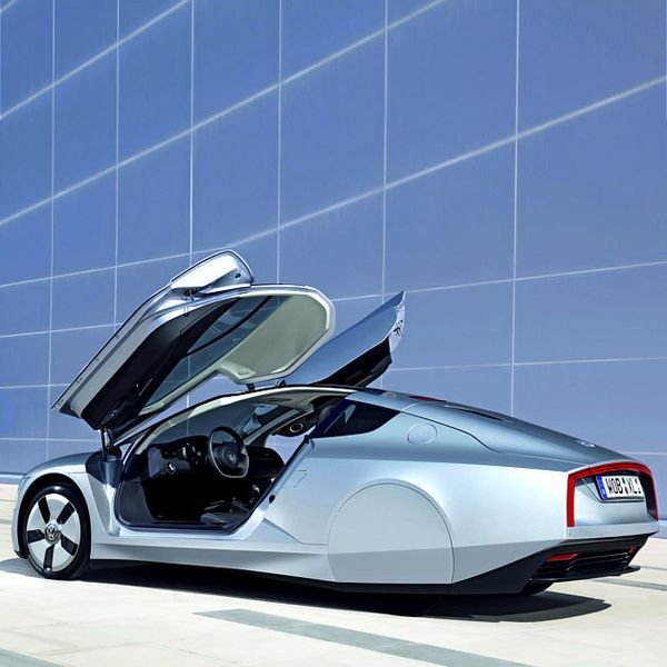 Für leichten Ein- und Ausstieg und weil´s schick ist: Flügeltüren am Sparweltmeister. (Volkswagen)