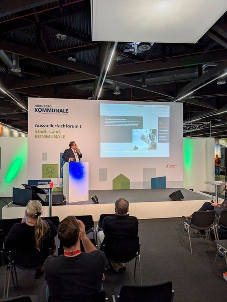 Auf der Kommunale fanden auch zahlreiche Fachvorträge statt. Hier ging es beispielsweise um serielles und modulares Bauen von Zweckbauten. (Bild: Johannes Kapfer)