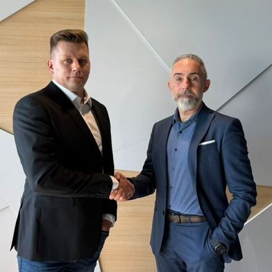 (v. l. n. r) Lukasz Jesis, Chief Executive Officer (CEO) von Xopero und Tomasz Bartel, CEO von Vigil Guard (Bild: Xopero Software )