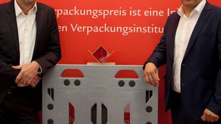 Stefan Frye (GF Zentek, l.) und Jochen Wessels (Key-Account-Manager Utz) freuen sich über den Verpackungspreis 2015 für ihre Zentek-Kunststoffpalette. (Bild: Zentek)