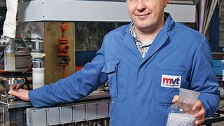 Prof. Sergiy Antonyuk von der TU Kaiserslautern untersucht die Eigenschaften von industriellen Pulvern. (Thomas Koziel)