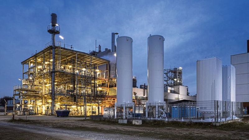 In der bioliq-Anlage am Campus Nord des KIT werden KI-Methoden zur Optimierung von Produktionsprozessen eingesetzt.  (Bild: © www.kit.edu/Amadeus Bramsiepe)