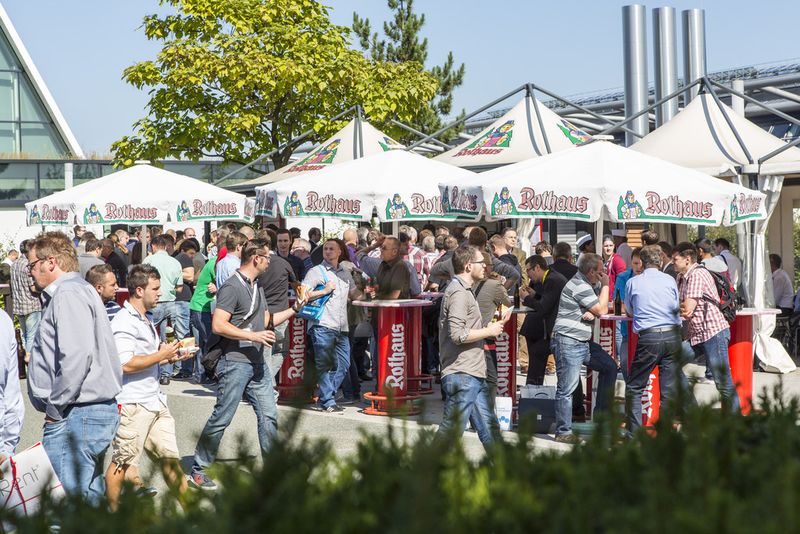 Pause von der AMB: Besucher im Rothaus-Park der Landesmesse Stuttgart. (Bild: Messe Stuttgart)