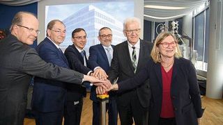v.l. Hubertus von Baumbach, Dr. Michel Pairet, Michael Schmelmer, Dr. Ralf Schumacher, Ministerpräsident Winfried Kretschmann, Dr. Sabine Nikolaus weihen das BDC ein (Bild: Boehringer Ingelheim)