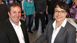 Sascha Latzke, Geschäftsführer  Latzke-Prüfmaschine-Service, und Christine Dübler, Zwick-Vertriebsleiterin. (Bild: Zwick)