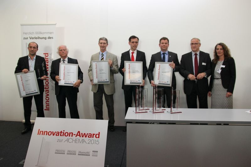 Die Gewinner und Short-List Kandidaten der Kategorie „Pharmatechnik“ (v.l.n.r.): Jean-Luc Beulay/Novasep, Dr. h.c. Herbert Hüttlin/Romaco, Ken Clapp/GE Healthcare, Joachim Brenner/Bosch Packaging, Karsten Kühl/Fette Compacting, Gerd Kielburger und Anke Geipel-Kern. (Bild: Schäffner/PROCESS)