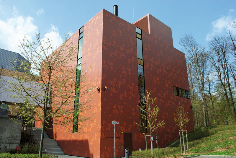 Abb.2: Das Hochsicherheitslabor in Marburg. Auch von außen ist deutlich, dass es sich um eine BSL4-Labor handelt. Auf die Fassade sind elektronenmikroskopische Aufnahmen von Marburgviren gedruckt.  (Bild: Uni Marburg)