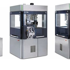 Die i Serie mit der F10i für kleine Chargen, der F20i als Allrounder und dem Doppelrundläufer F30i (v.l.n.r.). Die Serie ist staubdicht und lässt sich für Containment-Anforderungen konfigurieren.(Bild:  Fette Compacting)