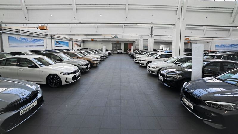 Vor der Einführung von Follow X war es bei Widmann + Winterholler durch die zwei großen Hallen und das unübersichtliche Parkhaus schwierig, Fahrzeuge zu finden.(Bild:  Widmann + Winterholler)