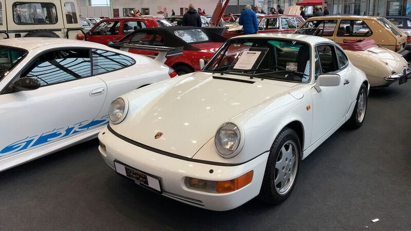 Die Porsche-Baureihe 964 steht derzeit stark im Fokus von Liebhabern. Der weiße Carrera 4 stammte aus prominentem Vorbesitz: Die Tennisspielerin Arantxa  Sánchez Vicario erhilelt ihn als Siegprämie bei einem Turnier. (Bild: Rosenow – »kfz-betrieb«)