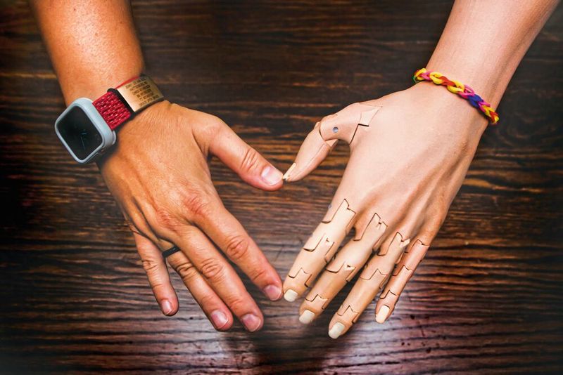 Unlimited Tomorrow setzt den digitalen Zwilling ein, um hochwertige, leichte und kostengünstige Armprothesen für Kinder und Erwachsene herzustellen. (Bild: Siemens Digital Industries Software)