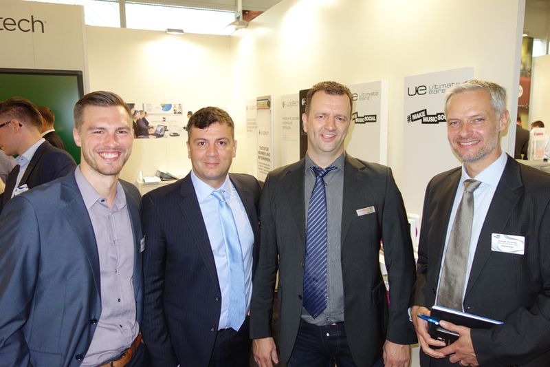 (v. l.) Ralph Güssgen, Ingram Micro, Raed Kaplan und Konstantin Flabouriaris, ViewSonic, mit Andreas Bichlmeir, Ingram Micro (Bild: IT-BUSINESS)