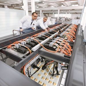 Die Softwarefunktionen intelligenter Antriebe erledigen auch komplexe Aufgaben mit Hilfe integrierter Technologiefunktionen und entlasten somit die übergeordnete Steuerung. Diese Intelligenz besitzen sowohl konventionelle Antriebe als auch die schaltschranklose Antriebstechnik, bei der Leistungs- und Steuerelektronik direkt in der Maschine integriert sind. Maschinenhersteller können mit diesem Prinzip ihre Konzepte noch weiter modularisieren als bisher, indem sie Module und Maschinen unabhängig voneinander in Betrieb nehmen. Anwender sparen Platz und können in der Fabrik der Zukunft Maschinen und Anlagen flexibel zu immer neuen Konfigurationen zusammenstellen.