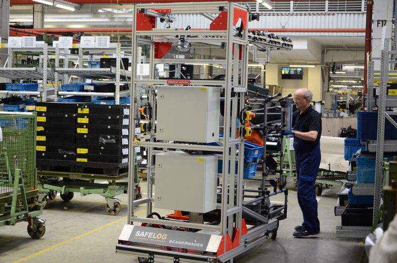 Der Beamerwagen soll in naher Zukunft um einen Lichtvorhang ergänzt werden. (Bild: Weber)