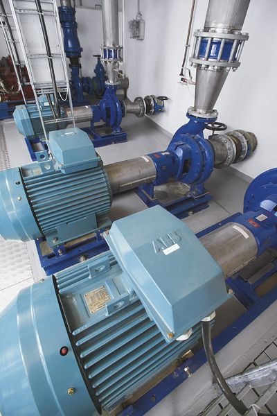 Die Antriebe der Pumperhöhungsstation in Pietersaari (Finnland) sind mit DTC und einer intelligenten Pumpenregelung (IPC) ausgestattet. (Bild: ABB)