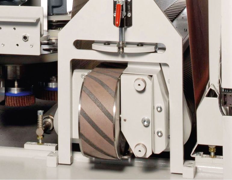 Bei der patentierten CBF-Technik regelt ein Schleifbalken die Eingriffslänge der Schleifkörner und erzielt eine hohe Oberflächengüte. (Bild: Hans Weber Maschinenfabrik)