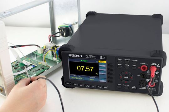 Große Bandbreite an Funktionen und Features für den Laboreinsatz: Das Tisch-Multimeter VC-7200BT von Voltcraft(Bild:  Conrad Electronic)