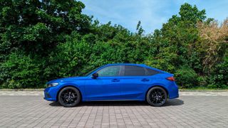 Die Zeit des schrägen Designs ist bei Honda vorbei. Die elfte Generation des Civic inszeniert sich als elegante Schräghecklimousine. (Bild: Rosenow – VCG)