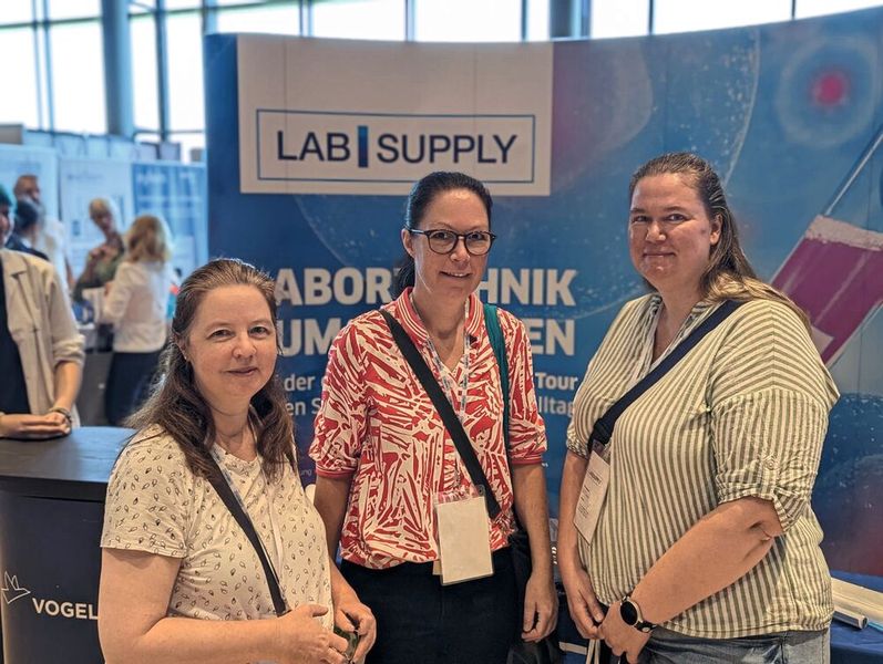 Besucherstimmen der LAB-SUPPLY Dresden 2026  (v.l.) Peggy Jäschke, Mandy Wustmann, Kitty Pollack – ABX Advanced Biochemical Compounds:  Pollack: „Es ist das erste Mal für mich auf einer LAB-SUPPLY, und ich finde es sehr interessant – einfach die vielen Fachvorträge anhören zu können und neue Informationen zu sammeln. Ziel ist es, einige Prospekte einzusammeln und vielleicht auch mal was Neues auf der Arbeit auszuprobieren.“    Mehr Infos zu den kommenden LAB-SUPPLY-Messen finden Sie auf www.lab-supply.info (Bild: VCG – Lüttmann)