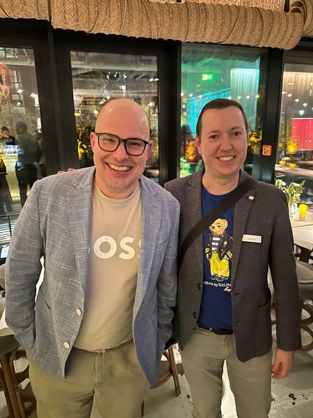 Dennis Bode (HardwareLuxx) und Miroslav Kipic (r., Samsung) freuen sich schon auf das Essen. (Bild: Vogel IT-Medien GmbH)