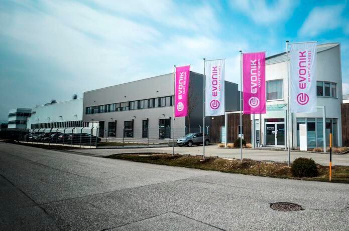 Evonik ist seit 2010 mit seinem Produktionsstandort in Schörfling am Attersee ansässig.  (Evonik)