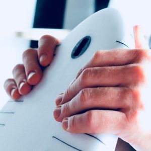 Im Kern besteht das Board aus mehreren Schichten, die flächig verklebt werden. Auf den Träger aus Holz wird komplett verzichtet – die Steifheit des Boards und die anderen Eigenschaften können so von Grund auf präzise ausgelegt werden. Es besitzt damit eine höhere Bruchfestigkeit.