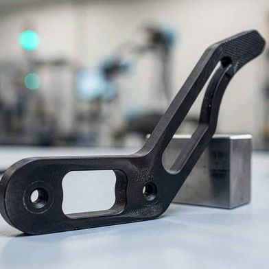 Mit der Endlosfaser-Technologie sind großformatige, mechanisch belastbare Bauteile mit kontinuierlicher
Carbon-Faserverstärkung möglich, wie dieser Roboter-Greifer. (Bild: BigRep)
