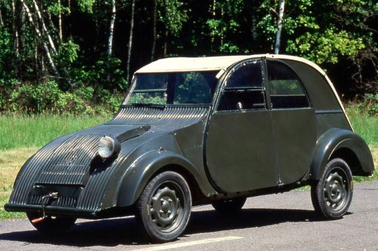 „Entwerfen Sie ein Auto, das Platz für zwei Bauern in Stiefeln und einen Zentner Kartoffeln oder ein Fässchen Wein bietet, mindestens 60 km/h schnell ist und dabei nur drei Liter Benzin auf 100 Kilometer verbraucht. Außerdem soll es selbst schlechteste Wegstrecken bewältigen können und so einfach zu bedienen sein, dass selbst eine ungeübte Fahrerin problemlos mit ihm zurechtkommt. Es muss ausgesprochen gut gefedert sein, sodass ein Korb voll mit Eiern eine Fahrt über holprige Feldwege unbeschadet übersteht. Und schließlich muss das neue Auto wesentlich billiger sein als unser ,Traction Avant‘“, soll Citroën-Direktor Pierre-Jules Boulanger seine Ingenieuren beauftragt haben. Das war das Ergebnis. (Citroën)