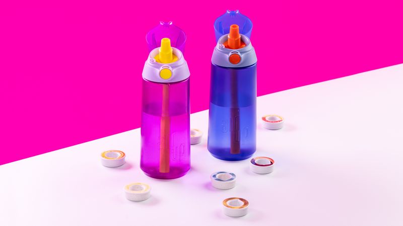 Die Silikon-Mundstücke in den Trinkflaschen, hier jeweils ohne Aroma-Pod zu sehen. Dieser wird in der gewünschten Geschmacksrichtung einfach oben aufgesteckt.(Bild:  Wacker Chemie)