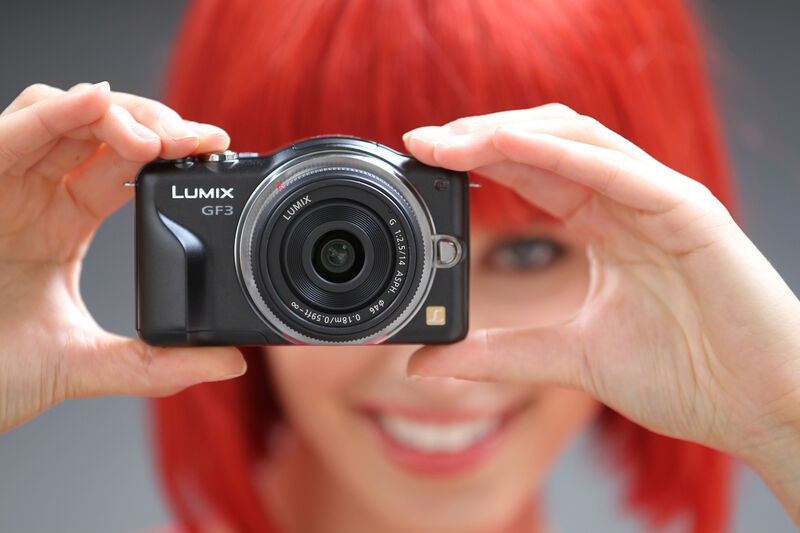 Ein Trendthema der IFA: Systemkameras wie diese Panasonic Lumix GF3. Systemkameras bieten Wechselobjektive, sind aber deutlich kompakter als digitale Spiegelreflexkameras. (Archiv: Vogel Business Media)