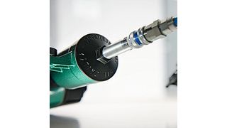 Bild 1: Inline-Druckregler an einer Nagelmaschine: Er sorgt für einen konstanten Arbeitsdruck. Das spart Energie und erhöht die Lebensdauer der Maschine. (Bild: Riegler)