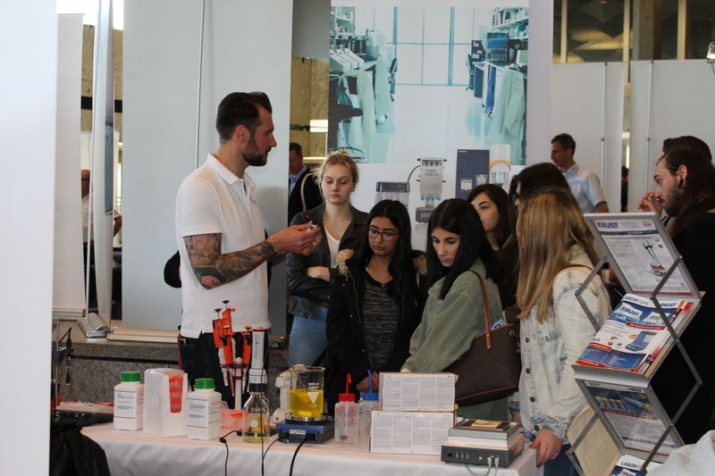 Impressionen der Lab-Supply Leverkusen vom 15. Mai 2019  Die dritte Station der Lab-Supply war in diesem Jahr das Forum Leverkusen. Hier sind ein paar visuelle Eindrücke vom Messetag und Besucherstimmen für Sie zusammengestellt. Die nächste Lab-Supply ist am 13. Juni 2019 in Berlin. Weitere Infos zu den kommenden Lab-Supply-Messen finden Sie auf www.lab-supply.info.   Lese-Empfehlung: Nachbericht zum erfolgreichen Auftakt der Lab-Supply in Wien. (Bild: C. Lüttmann, LABORPRAXIS)