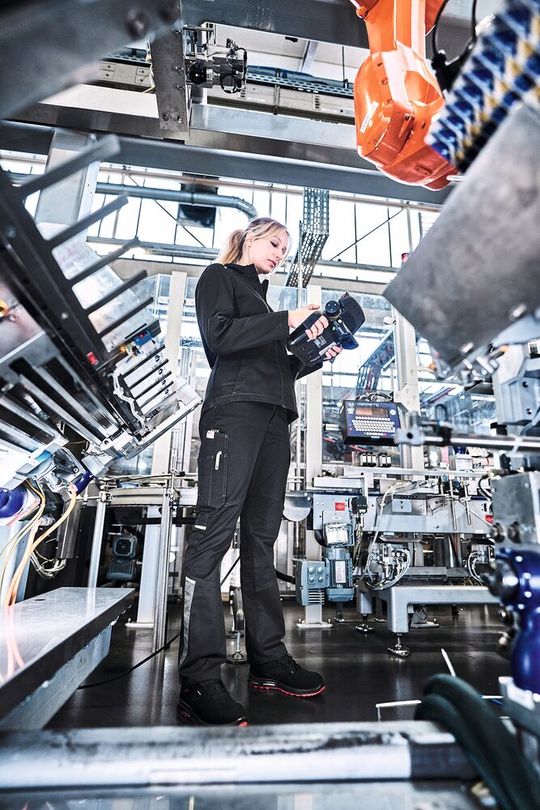 Durch eine schmale, körpernahe Passform und speziell auf Frauen zugeschnittene Schnitte soll die Kollektion Kübler Iconiq Pro laut Hersteller einen modernen Look vermitteln.(Bild:  Kübler)