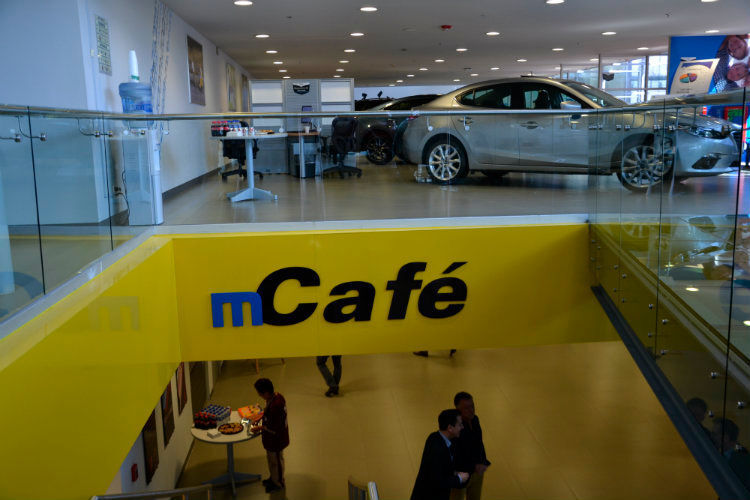Im sogenannten M-Café können es sich die Servicekunden bequem machen. Die Farbe Gelb ist Teil des Retailkonzepts von Mazda North America. (Mauritz)