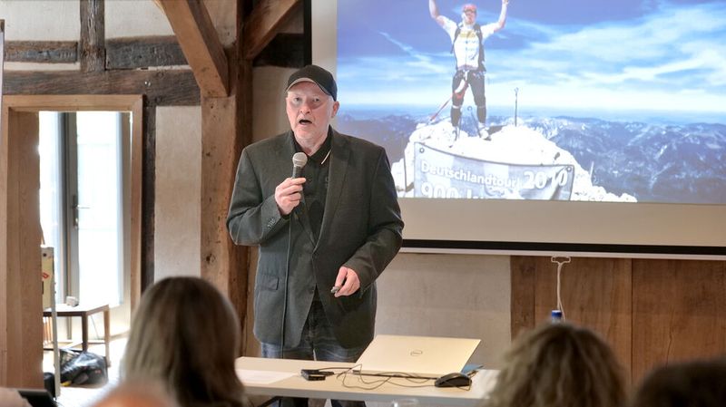 Joey Kelly zeigte in seiner Keynote, wie man auch große Herausforderungen bewältigen kann. Der Extremsportler startet regelmäßig bei Extrem-Veranstaltungen wie dem „Race Across America“ und Ultraläufen.   (Bild: Schmidt - VCG)