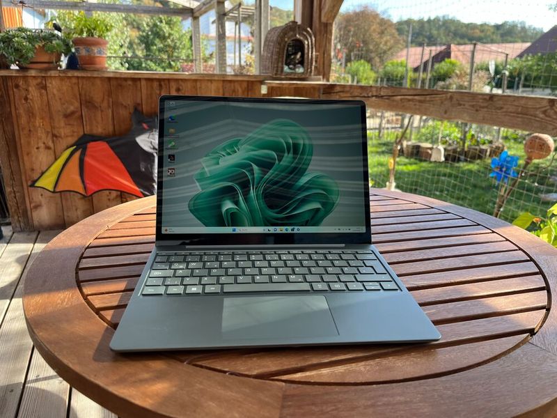 Das bis zu 320 cd/m² helle Display ist nicht entspiegelt, was die Arbeit im Freien erschwert.  (Bild: Vogel IT-Medien)